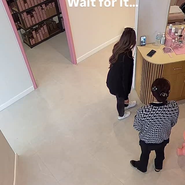 Ahahahaha!! Boss walked out shocked! 😂😂😂 I think everyone would if someone randomly walked into a dancing lash techs like that. 😆🤭
Yen’s reaction is priceless 🤣
👉We just want to do the #trendingdance with #taylorswift song #opalite
Work is fun at #poshdeluxe 😁❤️
#perthsalon #perthbeautysalon #perthladies #opalitedancetrend #thelifeofashowgirl