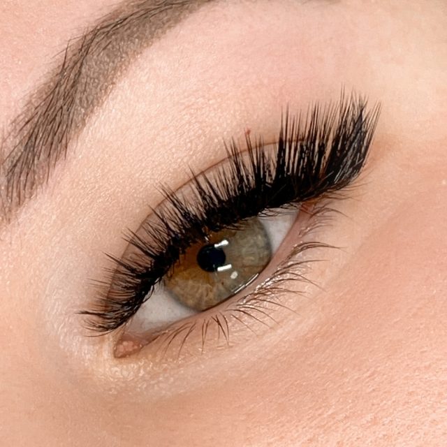 Some lashes are just applied.
These ones are designed.
Paola’s signature wispy style is all about creating soft spikes that give the eyes a lifted, textured look — fluffy, detailed and beautifully balanced.
Every fan is placed with intention.
Every spike is carefully built to create movement and dimension.
The result?
Lashes that look soft, airy and stunning from every angle.
This style has become one of Paola’s most requested sets because it gives that perfect mix of glam and natural texture.
No shortcuts.
Just detailed lash artistry.
Save this if you love wispy lashes.
#perthlashes #perthlashextensions #wispyvolume #perthlashartist #poshdeluxe