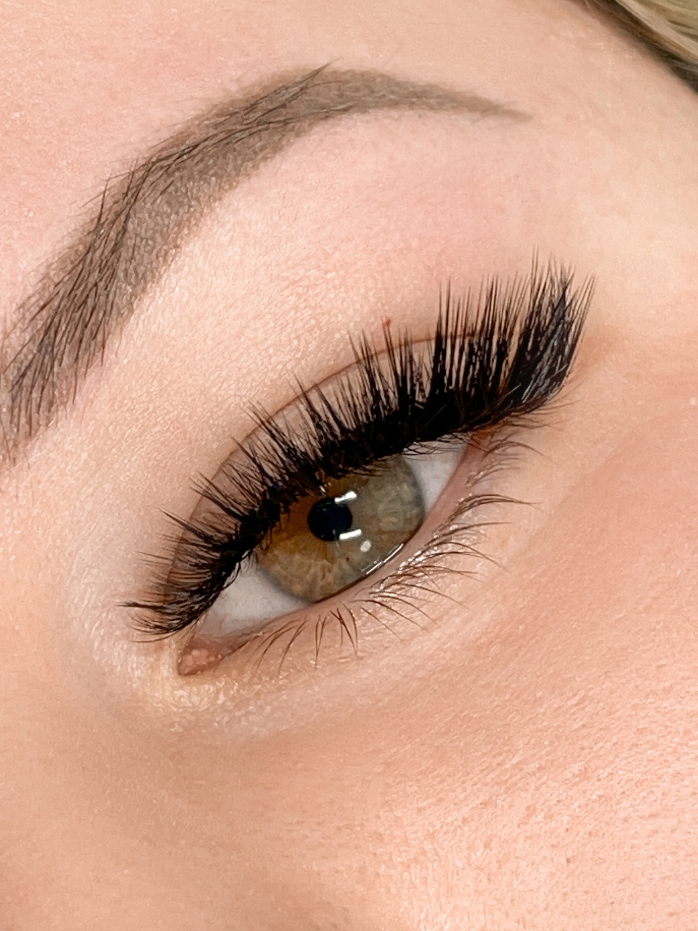 Some lashes are just applied.
These ones are designed.
Paola’s signature wispy style is all about creating soft spikes that give the eyes a lifted, textured look — fluffy, detailed and beautifully balanced.
Every fan is placed with intention.
Every spike is carefully built to create movement and dimension.
The result?
Lashes that look soft, airy and stunning from every angle.
This style has become one of Paola’s most requested sets because it gives that perfect mix of glam and natural texture.
No shortcuts.
Just detailed lash artistry.
Save this if you love wispy lashes.
#perthlashes #perthlashextensions #wispyvolume #perthlashartist #poshdeluxe