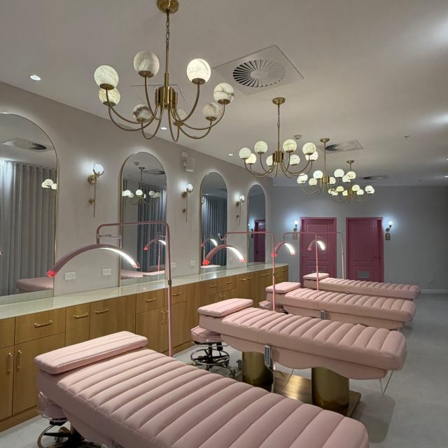 That gorgeous upgrade! 🤩

Them beds arrived on our off day at 7pm and we finished setting up everything at 10pm… well who cares about that when it was all worth it! 😎✨

When Paola says it, she does it! ❤️

Delivering more comfort for you. 🥰

#PoshDeluxe #LashSalon #BrowSalon #SalonInspiration #PerthBeautySalon