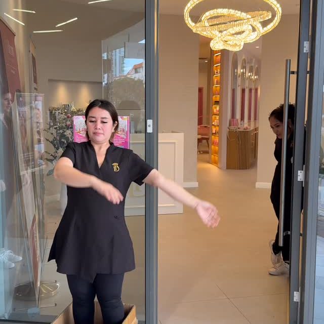 I think we did a good job. 😂😂😂
#perthbeautysalon #perthlashartist #pertheyelashextensions #perthbrows #perthlashes